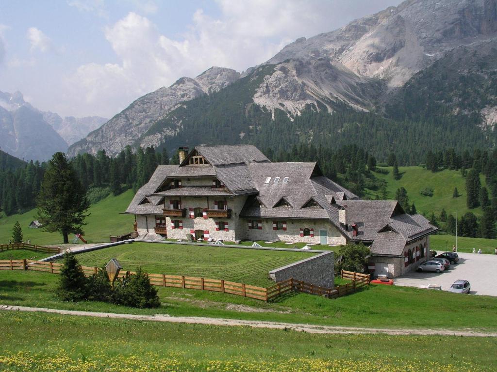 Hotel Hohe Gaisl à Braies  Extérieur photo